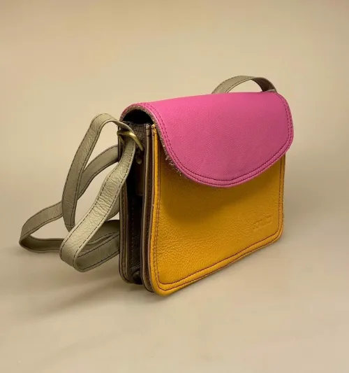 Unika Taske i Læder - Beth Fuchsia Varm Gul, pink, karry, varm, frisk, sommerfarver, , lyse, farver, varme, varmgul, sommer, sommerfarver, Beth , Unika Taske i læder - flerfarvet L, Unika Taske , Unika Taske i læder, taske, skind, læder, skindtaske, ægte læder, ægte skind, lædertaske, spansk, design, smart, unika, unikt, one of a kind, recykling, upcykling, upcycled, recycled, sustainable, bæredygtigt, naturligt, vegetabilsk, garvet, håndlavet, kunsthåndværk, læderarbejde, specielt, flot, lækkert, kvalitet, biti, ribe, domkirken, marsken, vadehavet, my wallit, italiensk, spansk, elefant