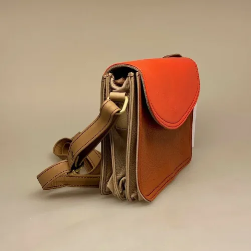 Unika Taske i Læder - Beth Rød Brun, postkasserød, coralrød, capri, kakao, brun,varme, farver, frisk, flot, sjov, sommer, sommerfarver, Beth , Unika Taske i læder - flerfarvet L, Unika Taske , Unika Taske i læder, taske, skind, læder, skindtaske, ægte læder, ægte skind, lædertaske, spansk, design, smart, unika, unikt, one of a kind, recykling, upcykling, upcycled, recycled, sustainable, bæredygtigt, naturligt, vegetabilsk, garvet, håndlavet, kunsthåndværk, læderarbejde, specielt, flot, lækkert, kvalitet, biti, ribe, domkirken, marsken, vadehavet