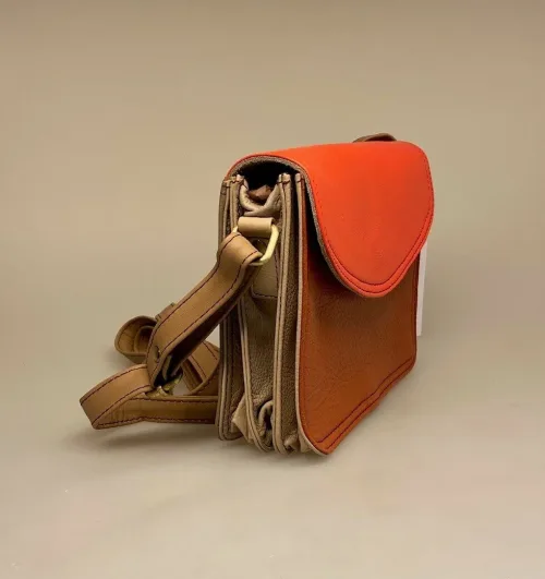 Unika Taske i Læder - Beth Rød Brun, postkasserød, coralrød, capri, kakao, brun,varme, farver, frisk, flot, sjov, sommer, sommerfarver, Beth , Unika Taske i læder - flerfarvet L, Unika Taske , Unika Taske i læder, taske, skind, læder, skindtaske, ægte læder, ægte skind, lædertaske, spansk, design, smart, unika, unikt, one of a kind, recykling, upcykling, upcycled, recycled, sustainable, bæredygtigt, naturligt, vegetabilsk, garvet, håndlavet, kunsthåndværk, læderarbejde, specielt, flot, lækkert, kvalitet, biti, ribe, domkirken, marsken, vadehavet