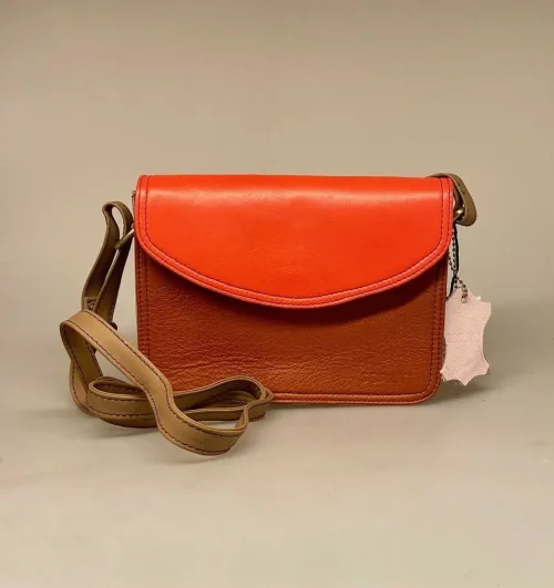 Unika Taske i Læder - Beth Rød Brun, postkasserød, coralrød, capri, kakao, brun,varme, farver, frisk, flot, sjov, sommer, sommerfarver, Beth , Unika Taske i læder - flerfarvet L, Unika Taske , Unika Taske i læder, taske, skind, læder, skindtaske, ægte læder, ægte skind, lædertaske, spansk, design, smart, unika, unikt, one of a kind, recykling, upcykling, upcycled, recycled, sustainable, bæredygtigt, naturligt, vegetabilsk, garvet, håndlavet, kunsthåndværk, læderarbejde, specielt, flot, lækkert, kvalitet, biti, ribe, domkirken, marsken, vadehavet