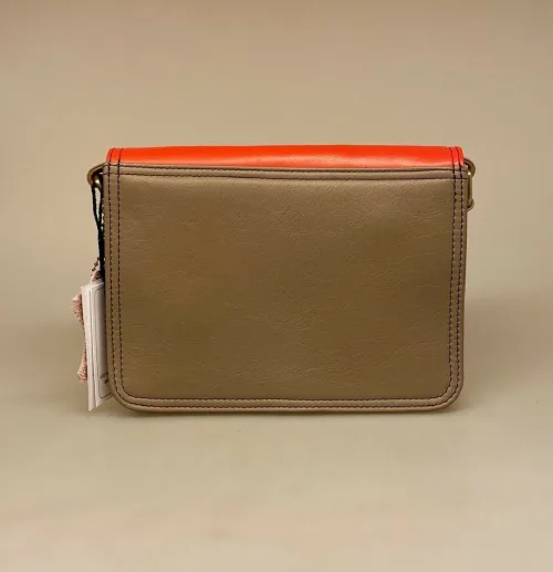 Unika Taske i Læder - Beth Rød Brun, postkasserød, coralrød, capri, kakao, brun,varme, farver, frisk, flot, sjov, sommer, sommerfarver, Beth , Unika Taske i læder - flerfarvet L, Unika Taske , Unika Taske i læder, taske, skind, læder, skindtaske, ægte læder, ægte skind, lædertaske, spansk, design, smart, unika, unikt, one of a kind, recykling, upcykling, upcycled, recycled, sustainable, bæredygtigt, naturligt, vegetabilsk, garvet, håndlavet, kunsthåndværk, læderarbejde, specielt, flot, lækkert, kvalitet, biti, ribe, domkirken, marsken, vadehavet