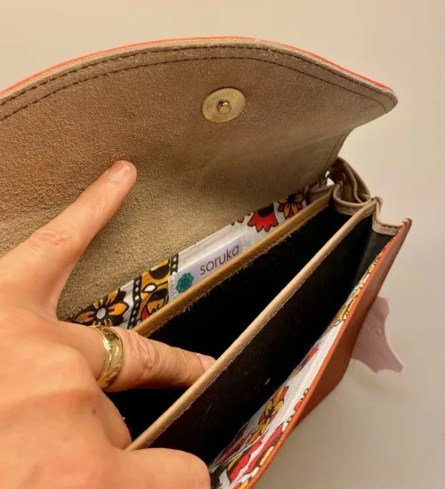 Unika Taske i Læder - Beth Rød Brun, postkasserød, coralrød, capri, kakao, brun,varme, farver, frisk, flot, sjov, sommer, sommerfarver, Beth , Unika Taske i læder - flerfarvet L, Unika Taske , Unika Taske i læder, taske, skind, læder, skindtaske, ægte læder, ægte skind, lædertaske, spansk, design, smart, unika, unikt, one of a kind, recykling, upcykling, upcycled, recycled, sustainable, bæredygtigt, naturligt, vegetabilsk, garvet, håndlavet, kunsthåndværk, læderarbejde, specielt, flot, lækkert, kvalitet, biti, ribe, domkirken, marsken, vadehavet