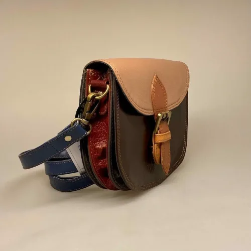 Unika Taske i Læder Laura - Brune Nuancer, farver, naturlige, mørke, lyse, varme, brun, speciel, billig, tilbud, Bolso, Unik, feminin, saddeltaske, saddle, back, vegetabilsk, garvet, sustainable, bæredygtig, unik, one of a kind, farverig, sjov, humoristisk, flot, speciel, særlig, lækker, enestående, gave, gaveide, hipster, hip, moderne, økologisk, taske, crossover, cross bag, skuldertaske, biti, ribe, soruka, spansk, design, ægte, skin, læder, skindtaske, lædertaske,