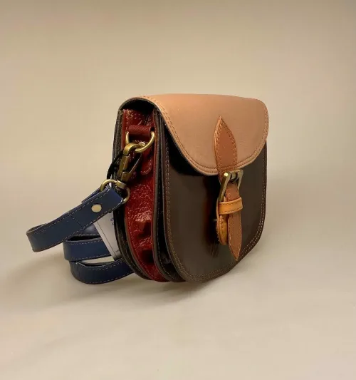 Unika Taske i Læder Laura - Brune Nuancer, farver, naturlige, mørke, lyse, varme, brun, speciel, billig, tilbud, Bolso, Unik, feminin, saddeltaske, saddle, back, vegetabilsk, garvet, sustainable, bæredygtig, unik, one of a kind, farverig, sjov, humoristisk, flot, speciel, særlig, lækker, enestående, gave, gaveide, hipster, hip, moderne, økologisk, taske, crossover, cross bag, skuldertaske, biti, ribe, soruka, spansk, design, ægte, skin, læder, skindtaske, lædertaske,