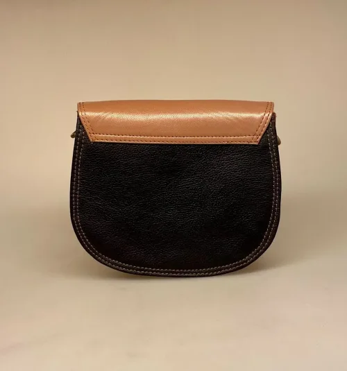 Unika Taske i Læder Laura - Brune Nuancer, farver, naturlige, mørke, lyse, varme, brun, speciel, billig, tilbud, Bolso, Unik, feminin, saddeltaske, saddle, back, vegetabilsk, garvet, sustainable, bæredygtig, unik, one of a kind, farverig, sjov, humoristisk, flot, speciel, særlig, lækker, enestående, gave, gaveide, hipster, hip, moderne, økologisk, taske, crossover, cross bag, skuldertaske, biti, ribe, soruka, spansk, design, ægte, skin, læder, skindtaske, lædertaske,