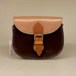 Unika Taske i Læder Laura - Brune Nuancer, farver, naturlige, mørke, lyse, varme, brun, speciel, billig, tilbud, Bolso, Unik, feminin, saddeltaske, saddle, back, vegetabilsk, garvet, sustainable, bæredygtig, unik, one of a kind, farverig, sjov, humoristisk, flot, speciel, særlig, lækker, enestående, gave, gaveide, hipster, hip, moderne, økologisk, taske, crossover, cross bag, skuldertaske, biti, ribe, soruka, spansk, design, ægte, skin, læder, skindtaske, lædertaske,