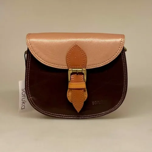 Unika Taske i Læder Laura - Brune Nuancer, farver, naturlige, mørke, lyse, varme, brun, speciel, billig, tilbud, Bolso, Unik, feminin, saddeltaske, saddle, back, vegetabilsk, garvet, sustainable, bæredygtig, unik, one of a kind, farverig, sjov, humoristisk, flot, speciel, særlig, lækker, enestående, gave, gaveide, hipster, hip, moderne, økologisk, taske, crossover, cross bag, skuldertaske, biti, ribe, soruka, spansk, design, ægte, skin, læder, skindtaske, lædertaske,