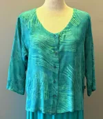 Batik Jakke Klara med Knapper - Grøn, skjorte, skjortejakke, bluse, knapper, gennemknappet, crepe-de-chine, crepe, fest, festjakke, gennemknappet, elegant, eksklusiv, smuk, feminin, diva, print, tryk, natur, materiale, fibre, silke, silketryk, silkejakke, silkebluse, batikfarvet, kunsthåndværk, petrol, søgrøn, biti, ribe, indejakke