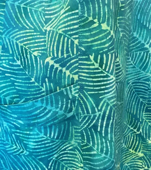 Batikbluse 007 A-facon Bomuld Jersey - Feder Grøn, saphire, jarak, søgrøn, a-snit- lommer, a-facon, vidde, lang, rund hals, grønne, lyse, forårsfarver, sommer, let, åndbar, søgrønne, turkise, topat, unika, unikat, bluse, lange, ærmer, 3/4, trekvart, halvlange, feminin, sporty, smart, moderne, holdbar, ren, økologisk, bomuld, batik, håndtrykt, kunsthåndværk, design, dansk, farver, blade, bæredygtig, mijlø, lækker, kvalitet, biti, ribe,