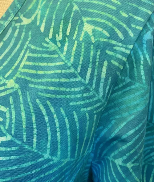 Batikbluse 007 A-facon Bomuld Jersey - Feder Grøn, saphire, jarak, søgrøn, a-snit- lommer, a-facon, vidde, lang, rund hals, grønne, lyse, forårsfarver, sommer, let, åndbar, søgrønne, turkise, topat, unika, unikat, bluse, lange, ærmer, 3/4, trekvart, halvlange, feminin, sporty, smart, moderne, holdbar, ren, økologisk, bomuld, batik, håndtrykt, kunsthåndværk, design, dansk, farver, blade, bæredygtig, mijlø, lækker, kvalitet, biti, ribe,