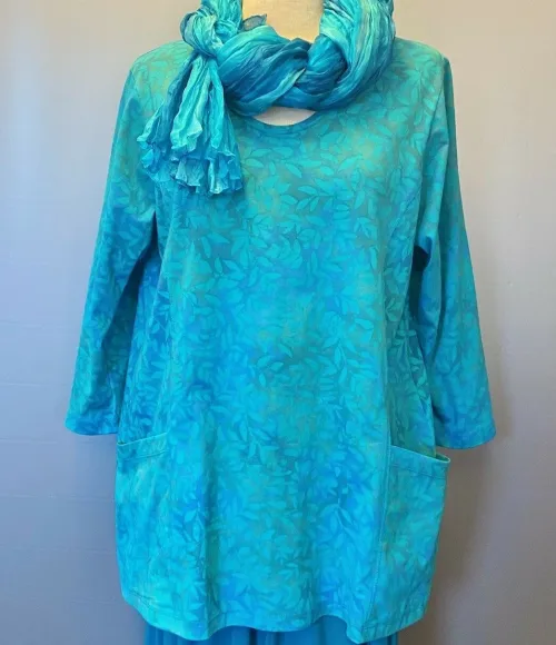 Batikbluse 007 A-facon Bomuld Jersey - Løv Blå Turkis, kelor, methyl, klar, farver, blå, a-snit, lommer, tunika, lang, bluse, lysende, fine, a-facon, vidde, lang, rund hals, lyse, forårsfarver, sommer, let, åndbar, turkise, topat, unika, unikat, bluse, lange, ærmer, 3/4, trekvart, halvlange, feminin, sporty, smart, moderne, holdbar, ren, økologisk, bomuld, batik, håndtrykt, kunsthåndværk, design, dansk, farver, blade, bæredygtig, mijlø, lækker, kvalitet, biti, ribe,