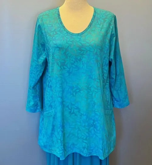 Batikbluse 007 A-facon Bomuld Jersey - Løv Blå Turkis, kelor, methyl, klar, farver, blå, a-snit, lommer, tunika, lang, bluse, lysende, fine, a-facon, vidde, lang, rund hals, lyse, forårsfarver, sommer, let, åndbar, turkise, topat, unika, unikat, bluse, lange, ærmer, 3/4, trekvart, halvlange, feminin, sporty, smart, moderne, holdbar, ren, økologisk, bomuld, batik, håndtrykt, kunsthåndværk, design, dansk, farver, blade, bæredygtig, mijlø, lækker, kvalitet, biti, ribe,