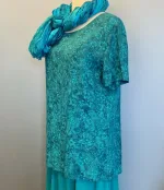Batikbluse 2005 - Petrol Flower, kortærmet, t-shirt, klassisk, lille, enkel, simpel, vævet, batik, batiktryk, batikfarve, bluse, lækker, bomuld, tryk, håndtrykt, holdbare, farver, søgrøn, petrol, petroleumsfarvet, grøn, floral, flora, blomster, stilig, stilet, anvendelig, klædelig, slankende, biti, ribe, la boum, kunsthåndværk, kvalitet, behagelig