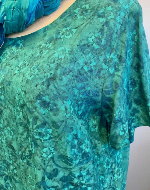 Batikbluse 2005 - Petrol Flower, kortærmet, t-shirt, klassisk, lille, enkel, simpel, vævet, batik, batiktryk, batikfarve, bluse, lækker, bomuld, tryk, håndtrykt, holdbare, farver, søgrøn, petrol, petroleumsfarvet, grøn, floral, flora, blomster, stilig, stilet, anvendelig, klædelig, slankende, biti, ribe, la boum, kunsthåndværk, kvalitet, behagelig