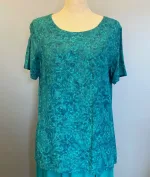 Batikbluse 2005 - Petrol Flower, kortærmet, t-shirt, klassisk, lille, enkel, simpel, vævet, batik, batiktryk, batikfarve, bluse, lækker, bomuld, tryk, håndtrykt, holdbare, farver, søgrøn, petrol, petroleumsfarvet, grøn, floral, flora, blomster, stilig, stilet, anvendelig, klædelig, slankende, biti, ribe, la boum, kunsthåndværk, kvalitet, behagelig