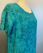 Batikbluse 2005 - Petrol Flower, kortærmet, t-shirt, klassisk, lille, enkel, simpel, vævet, batik, batiktryk, batikfarve, bluse, lækker, bomuld, tryk, håndtrykt, holdbare, farver, søgrøn, petrol, petroleumsfarvet, grøn, floral, flora, blomster, stilig, stilet, anvendelig, klædelig, slankende, biti, ribe, la boum, kunsthåndværk, kvalitet, behagelig