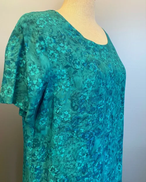 Batikbluse 2005 - Petrol Flower, kortærmet, t-shirt, klassisk, lille, enkel, simpel, vævet, batik, batiktryk, batikfarve, bluse, lækker, bomuld, tryk, håndtrykt, holdbare, farver, søgrøn, petrol, petroleumsfarvet, grøn, floral, flora, blomster, stilig, stilet, anvendelig, klædelig, slankende, biti, ribe, la boum, kunsthåndværk, kvalitet, behagelig