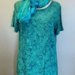 Batikbluse 2005 - Petrol Flower, kortærmet, t-shirt, klassisk, lille, enkel, simpel, vævet, batik, batiktryk, batikfarve, bluse, lækker, bomuld, tryk, håndtrykt, holdbare, farver, søgrøn, petrol, petroleumsfarvet, grøn, floral, flora, blomster, stilig, stilet, anvendelig, klædelig, slankende, biti, ribe, la boum, kunsthåndværk, kvalitet, behagelig