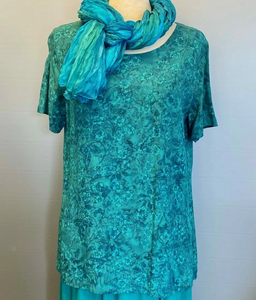 Batikbluse 2005 - Petrol Flower Batikbluse 2005 - Petrol Flower, kortærmet, t-shirt, klassisk, lille, enkel, simpel, vævet, batik, batiktryk, batikfarve, bluse, lækker, bomuld, tryk, håndtrykt, holdbare, farver, søgrøn, petrol, petroleumsfarvet, grøn, floral, flora, blomster, stilig, stilet, anvendelig, klædelig, slankende, biti, ribe, la boum, kunsthåndværk, kvalitet, behagelig