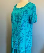 Batikbluse 2005 - Turkis Ranke, turkis, lyseblå, kortærmet, t-shirt, klassisk, lille, enkel, simpel, vævet, batik, batiktryk, batikfarve, bluse, lækker, bomuld, tryk, håndtrykt, holdbare, farver, søgrøn, petrol, petroleumsfarvet, grøn, floral, flora, blomster, stilig, stilet, anvendelig, klædelig, slankende, biti, ribe, la boum, kunsthåndværk, kvalitet, behagelig