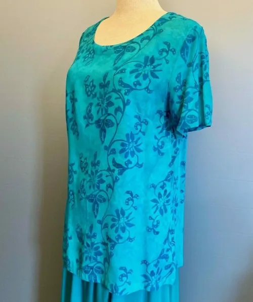 Batikbluse 2005 - Turkis Ranke, turkis, lyseblå, kortærmet, t-shirt, klassisk, lille, enkel, simpel, vævet, batik, batiktryk, batikfarve, bluse, lækker, bomuld, tryk, håndtrykt, holdbare, farver, søgrøn, petrol, petroleumsfarvet, grøn, floral, flora, blomster, stilig, stilet, anvendelig, klædelig, slankende, biti, ribe, la boum, kunsthåndværk, kvalitet, behagelig