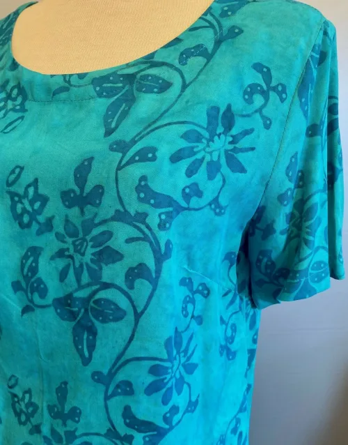 Batikbluse 2005 - Turkis Ranke, turkis, lyseblå, kortærmet, t-shirt, klassisk, lille, enkel, simpel, vævet, batik, batiktryk, batikfarve, bluse, lækker, bomuld, tryk, håndtrykt, holdbare, farver, søgrøn, petrol, petroleumsfarvet, grøn, floral, flora, blomster, stilig, stilet, anvendelig, klædelig, slankende, biti, ribe, la boum, kunsthåndværk, kvalitet, behagelig