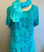 Batikbluse 2005 - Turkis Ranke, turkis, lyseblå, kortærmet, t-shirt, klassisk, lille, enkel, simpel, vævet, batik, batiktryk, batikfarve, bluse, lækker, bomuld, tryk, håndtrykt, holdbare, farver, søgrøn, petrol, petroleumsfarvet, grøn, floral, flora, blomster, stilig, stilet, anvendelig, klædelig, slankende, biti, ribe, la boum, kunsthåndværk, kvalitet, behagelig