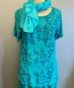 Batikbluse 2005 - Turkis Ranke, turkis, lyseblå, kortærmet, t-shirt, klassisk, lille, enkel, simpel, vævet, batik, batiktryk, batikfarve, bluse, lækker, bomuld, tryk, håndtrykt, holdbare, farver, søgrøn, petrol, petroleumsfarvet, grøn, floral, flora, blomster, stilig, stilet, anvendelig, klædelig, slankende, biti, ribe, la boum, kunsthåndværk, kvalitet, behagelig
