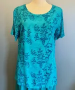 Batikbluse 2005 - Turkis Ranke, turkis, lyseblå, kortærmet, t-shirt, klassisk, lille, enkel, simpel, vævet, batik, batiktryk, batikfarve, bluse, lækker, bomuld, tryk, håndtrykt, holdbare, farver, søgrøn, petrol, petroleumsfarvet, grøn, floral, flora, blomster, stilig, stilet, anvendelig, klædelig, slankende, biti, ribe, la boum, kunsthåndværk, kvalitet, behagelig