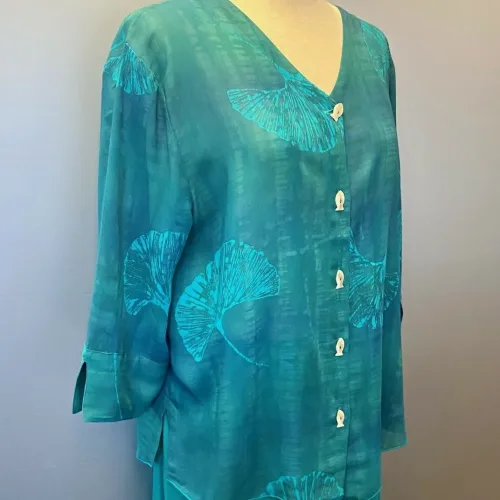Batikbluse Model 125 med knapper - Gingko Turkis, chiffon, viskose, rayon, håndlavet, håndtrykt, turkis, tyrkis, havfarver, gingko blad, natur, naturmateriale, biti, ribe, skjorte, skjortebluse