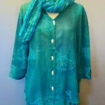 Batikbluse Model 125 med knapper - Gingko Turkis, chiffon, viskose, rayon, håndlavet, håndtrykt, turkis, tyrkis, havfarver, gingko blad, natur, naturmateriale, biti, ribe, skjorte, skjortebluse
