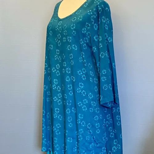 Batikbluse Palma 2008 med Lommer - Petrol Anemone, lang, elegant, afslappet, lækker, petrolblå, petroleums, batiktryk, batik, farvet, holdbare, farver, naturmaterialer, bomuld, økologisk, bæredygtigt, design, tidsløst, særligt, flot, lange, ærmer, hyggelig, tunika, a-snit, a-form, biti, la boum, ribe, ensfarvet, blå,