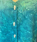 Batikbluse med Knapper 006 Bomuld Jersey - Feder Grøn, saphire, fiskeknapper, perlemorsknapper, cardigan, grønne, lyse, forårsfarver, sommer, let, åndbar, søgrønne, turkise, topat, unika, unikat, cardigan, fiskeknapper, perlemorsknapper, bluse, lange, ærmer, 3/4, trekvart, halvlange, timeglas, feminin, sporty, smart, moderne, holdbar, ren, økologisk, bomuld, batik, håndtrykt, kunsthåndværk, design, dansk, farver, blade, v-hals, bæredygtig, mijlø, lækker, kvalitet, biti, ribe,