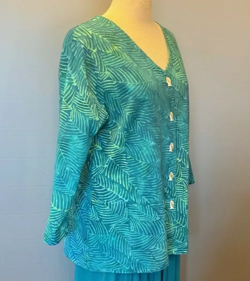 Batikbluse med Knapper 006 Bomuld Jersey - Feder Grøn, saphire, fiskeknapper, perlemorsknapper, cardigan, grønne, lyse, forårsfarver, sommer, let, åndbar, søgrønne, turkise, topat, unika, unikat, cardigan, fiskeknapper, perlemorsknapper, bluse, lange, ærmer, 3/4, trekvart, halvlange, timeglas, feminin, sporty, smart, moderne, holdbar, ren, økologisk, bomuld, batik, håndtrykt, kunsthåndværk, design, dansk, farver, blade, v-hals, bæredygtig, mijlø, lækker, kvalitet, biti, ribe,