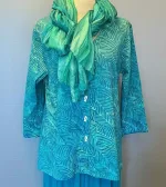 Batikbluse med Knapper 006 Bomuld Jersey - Feder Grøn, saphire, fiskeknapper, perlemorsknapper, cardigan, grønne, lyse, forårsfarver, sommer, let, åndbar, søgrønne, turkise, topat, unika, unikat, cardigan, fiskeknapper, perlemorsknapper, bluse, lange, ærmer, 3/4, trekvart, halvlange, timeglas, feminin, sporty, smart, moderne, holdbar, ren, økologisk, bomuld, batik, håndtrykt, kunsthåndværk, design, dansk, farver, blade, v-hals, bæredygtig, mijlø, lækker, kvalitet, biti, ribe,
