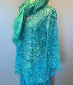 Batikbluse med Knapper 006 Bomuld Jersey - Feder Grøn, saphire, fiskeknapper, perlemorsknapper, cardigan, grønne, lyse, forårsfarver, sommer, let, åndbar, søgrønne, turkise, topat, unika, unikat, cardigan, fiskeknapper, perlemorsknapper, bluse, lange, ærmer, 3/4, trekvart, halvlange, timeglas, feminin, sporty, smart, moderne, holdbar, ren, økologisk, bomuld, batik, håndtrykt, kunsthåndværk, design, dansk, farver, blade, v-hals, bæredygtig, mijlø, lækker, kvalitet, biti, ribe,