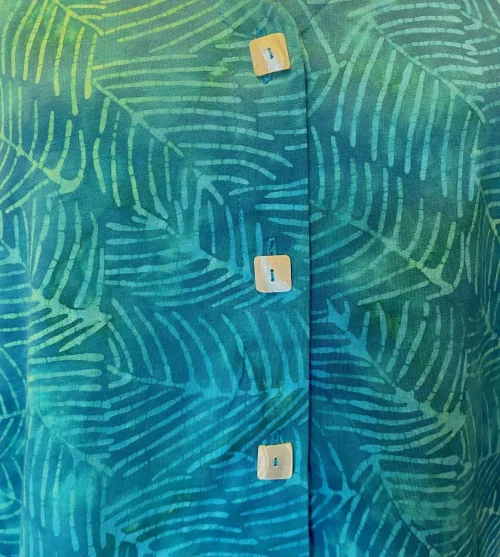 Bluse 010 Bo0muldsjersey med Knapper - Feder Grøn, saphire, jarak, grøn, grønne, lysegrøn, søgrøn, turkis, jersey, ren, økologisk, bomuld, t-shirt, knapper, kortærmet, jakke, bluse, perlemorsknapper, håndtrykt, batik, farver, smart, særlig, kunsthåndværk, unika, holdbar, bæredygtig, topat, unikat, lækker, kvalitet, biti, ribe, design, sporty, feminin, fest, hverdag, sommer, forår, moderne, timeglas, vingeærmer