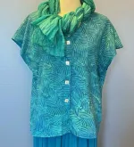 Bluse 010 Bomuldsjersey med Knapper - Feder Grøn, saphire, jarak, grøn, grønne, lysegrøn, søgrøn, turkis, jersey, ren, økologisk, bomuld, t-shirt, knapper, kortærmet, jakke, bluse, perlemorsknapper, håndtrykt, batik, farver, smart, særlig, kunsthåndværk, unika, holdbar, bæredygtig, topat, unikat, lækker, kvalitet, biti, ribe, design, sporty, feminin, fest, hverdag, sommer, forår, moderne, timeglas, vingeærmer