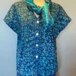 asam asem, Bluse 010 Bomuldsjersey med Knapper - Løv Mørkeblå, kelor, nacgtblau, blade, jersey, ren, økologisk, bomuld, t-shirt, knapper, kortærmet, jakke, bluse, perlemorsknapper, håndtrykt, batik, farver, blå, smart, særlig, kunsthåndværk, unika, holdbar, bæredygtig, topat, unikat, lækker, kvalitet, biti, ribe, design,sporty, feminin, fest, hverdag, sommer, forår, moderne, timeglas, vingeærmer
