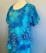Cabi Bluse med Hør - Blå Turkis, diva, hør, viskose, bomuld, struktur, t-shirt, model, enkel, klassisk, sporty, femin, smuk, kunst, håndvært, åndbar, behagelig, lækker, smuk, tryk, håndtrykt, batikfarvet, batiktryk, blå, farver, hav, himmel, biti, ribe, holdbar, bæredygtig, anvendelig, vadehavet,