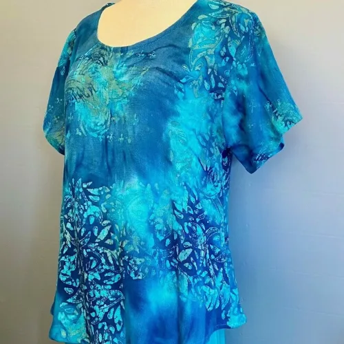 Cabi Bluse med Hør - Blå Turkis, diva, hør, viskose, bomuld, struktur, t-shirt, model, enkel, klassisk, sporty, femin, smuk, kunst, håndvært, åndbar, behagelig, lækker, smuk, tryk, håndtrykt, batikfarvet, batiktryk, blå, farver, hav, himmel, biti, ribe, holdbar, bæredygtig, anvendelig, vadehavet,