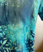 Cabi Bluse med Hør - Blå Turkis, diva, hør, viskose, bomuld, struktur, t-shirt, model, enkel, klassisk, sporty, femin, smuk, kunst, håndvært, åndbar, behagelig, lækker, smuk, tryk, håndtrykt, batikfarvet, batiktryk, blå, farver, hav, himmel, biti, ribe, holdbar, bæredygtig, anvendelig, vadehavet,