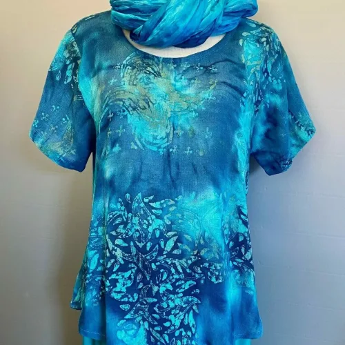 Cabi Bluse med Hør - Blå Turkis, diva, hør, viskose, bomuld, struktur, t-shirt, model, enkel, klassisk, sporty, femin, smuk, kunst, håndvært, åndbar, behagelig, lækker, smuk, tryk, håndtrykt, batikfarvet, batiktryk, blå, farver, hav, himmel, biti, ribe, holdbar, bæredygtig, anvendelig, vadehavet,