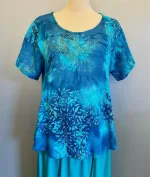 Cabi Bluse med Hør - Blå Turkis, diva, hør, viskose, bomuld, struktur, t-shirt, model, enkel, klassisk, sporty, femin, smuk, kunst, håndvært, åndbar, behagelig, lækker, smuk, tryk, håndtrykt, batikfarvet, batiktryk, blå, farver, hav, himmel, biti, ribe, holdbar, bæredygtig, anvendelig, vadehavet,