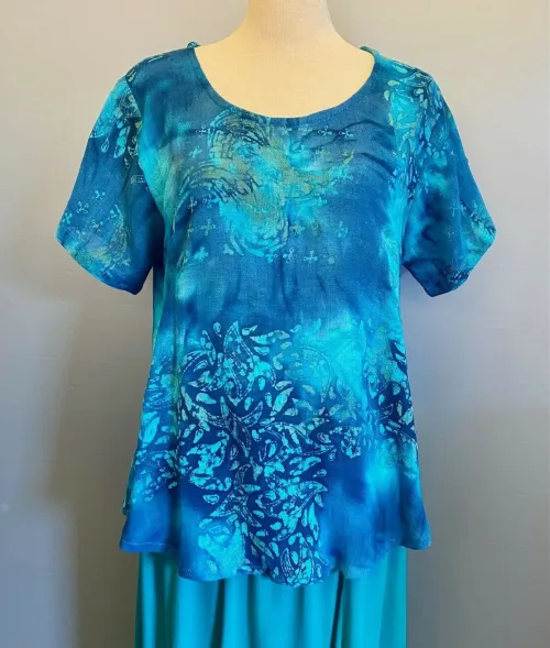 Cabi Bluse med Hør - Blå Turkis, diva, hør, viskose, bomuld, struktur, t-shirt, model, enkel, klassisk, sporty, femin, smuk, kunst, håndvært, åndbar, behagelig, lækker, smuk, tryk, håndtrykt, batikfarvet, batiktryk, blå, farver, hav, himmel, biti, ribe, holdbar, bæredygtig, anvendelig, vadehavet,