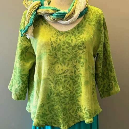 Leli Bluse med Hør - Avocadogrøn, oliv, lysegrøn, varm, kort, vidde, hørbluse, halvlange, ærmer, tryk, batik, blød, struktur, klædelig, a-snit, a-facon, små, størrelser, håndtrykt, batiktryk, bæredygtig, holdbar, natur, fibre, biti, ribe, diva