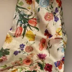 Silketørklæde Ponge XL - Vilde Blomster og Bier, alexandra schmitz, 72574, pI 351,flora, bier, vilde, blomster, grøftekant, eng, engblomster, floralt, silke, ren, stort, fyldigt, feminint, tilbud, eksklusivt, natur, motiv, blomstret, stola, sjal, silkesjal, gave, gaveide, konfirmation, fest, tilbehør, forår, sommer, lyst, hvidt, biti, ribe, ægte, lækkert, kvalitet, elegant,