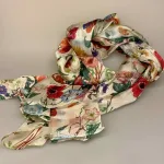 Silketørklæde Ponge XL - Vilde Blomster og Bier, alexandra schmitz, 72574, pI 351,flora, bier, vilde, blomster, grøftekant, eng, engblomster, floralt, silke, ren, stort, fyldigt, feminint, tilbud, eksklusivt, natur, motiv, blomstret, stola, sjal, silkesjal, gave, gaveide, konfirmation, fest, tilbehør, forår, sommer, lyst, hvidt, biti, ribe, ægte, lækkert, kvalitet, elegant,