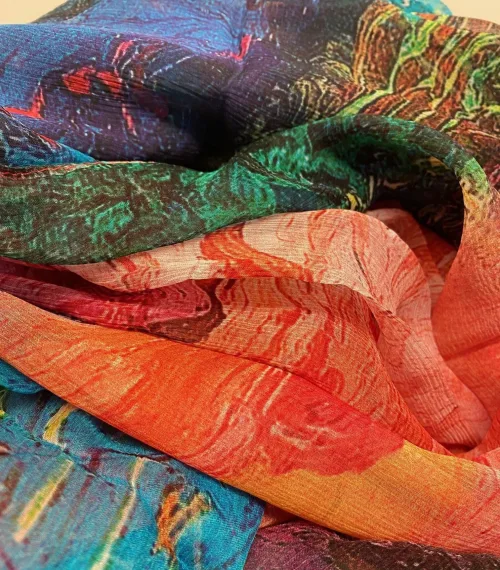 Silketørklæde Georgette XL - Sol over Bjerge, aftensol, solopgang, ekspressionistisk, kunst, maleri, kunsttryk, maler, kulørt, eksklusivt, elegant, luksus, lækkert, silke, ren, silkesjal, stola, gave, gaveide, damer, smart, klassisk, stilig, alexandra schmitz, PI 341, 6117100, biti, ribe, kunstmuseum