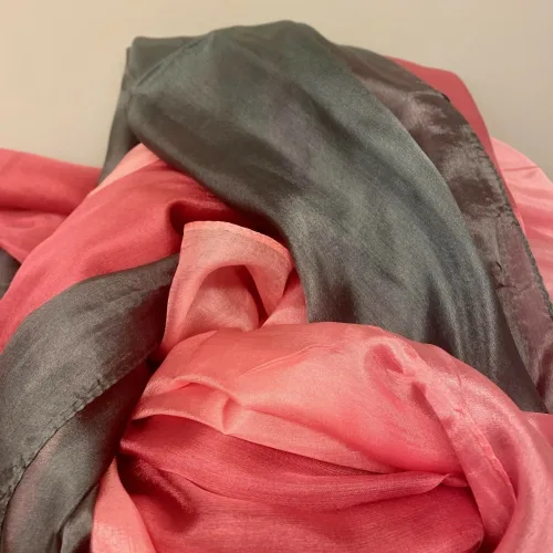 Silketørklæde Pongé 1804 XL - Grå Lyng Rosa, 1410, stort, volumeniøst, stola, let, tyndt, elegant, fest, tilbehør, accessoires, feminint, lækkert, natur, ren, silke, silketørklæde, silkestola, over, skuldrene, flot, kvalitet, billigt, tilbud, biti, ribe